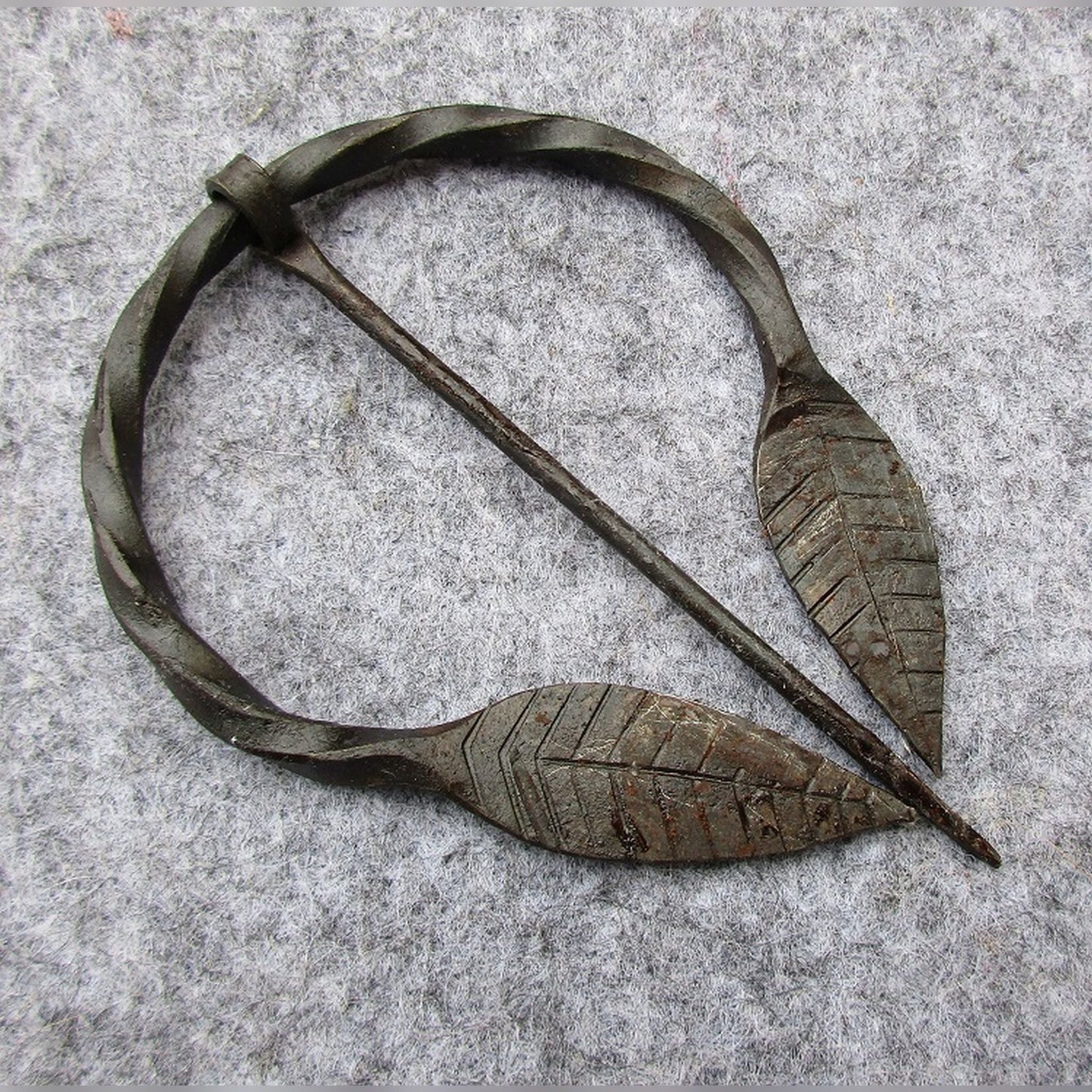 Blattfibel aus Eisen