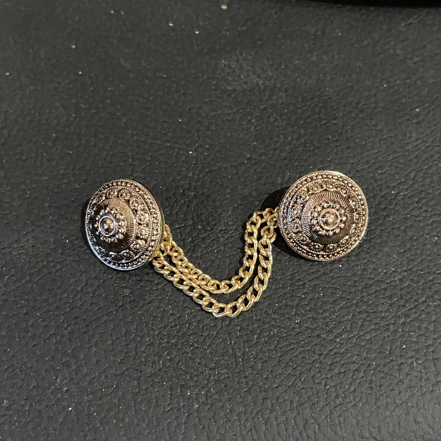 Knopf mit Kette Trachten