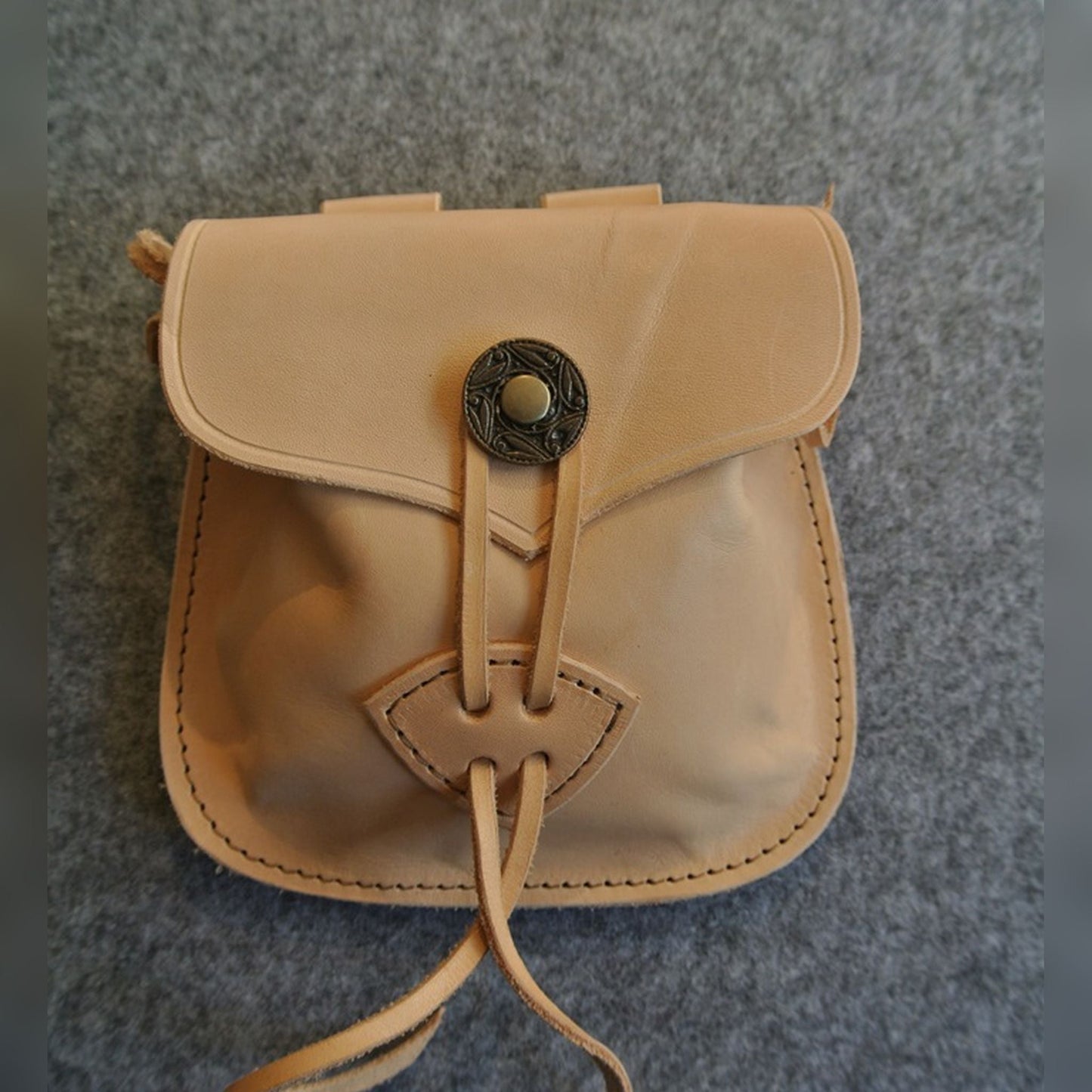 Gürteltasche mit Knopf