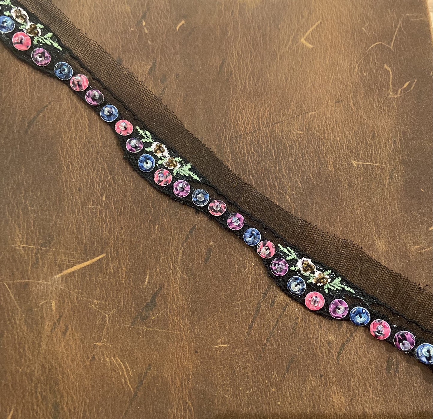 Borte mit Pailletten und Stickerei