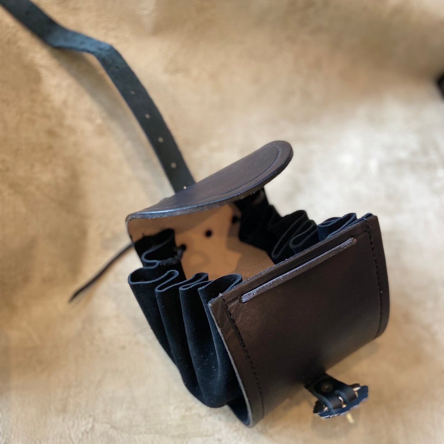 Tasche mit Wildlederseiten