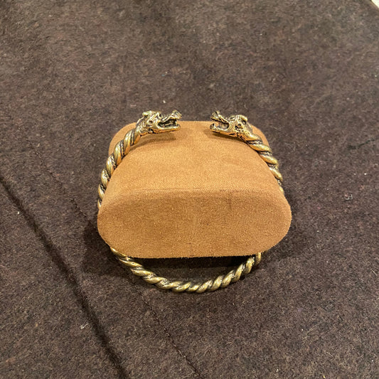 Armreif mit Drachenkopf gedreht