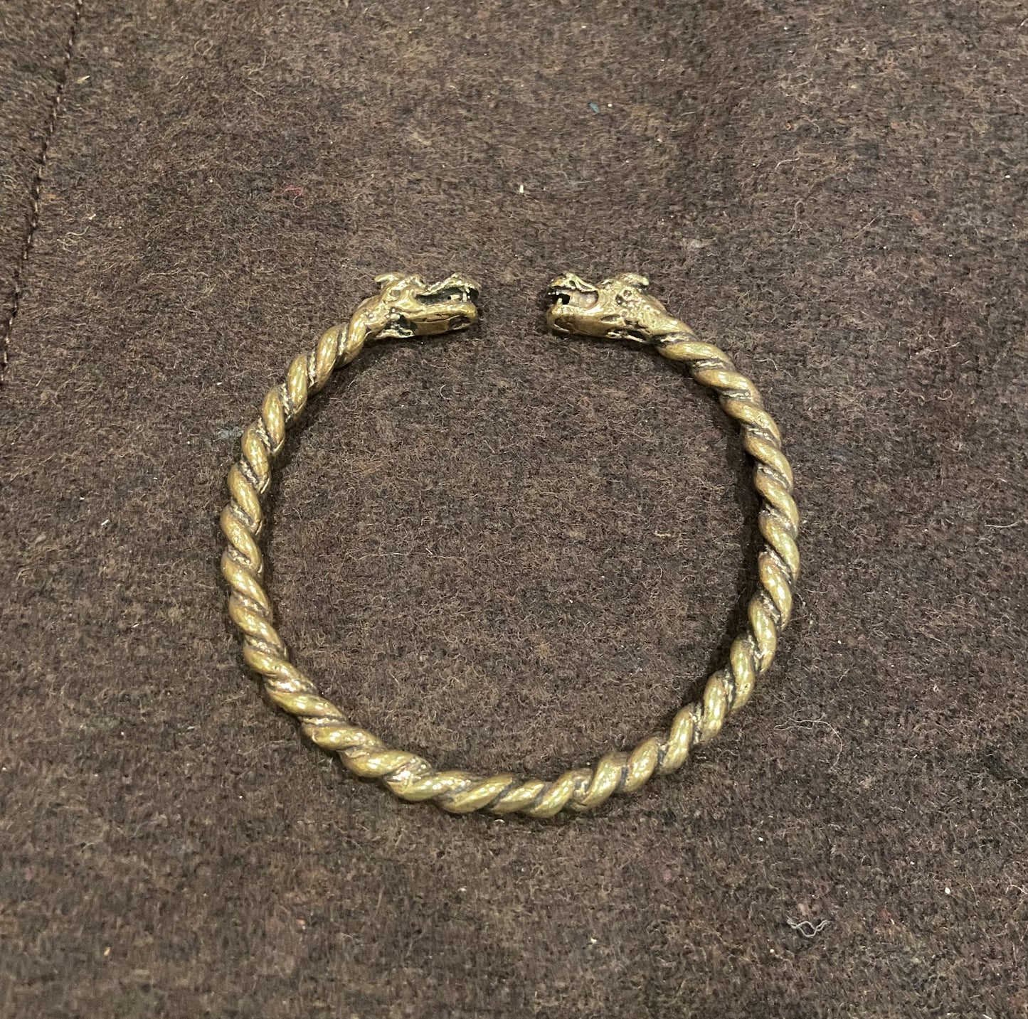 Armreif mit Drachenkopf gedreht
