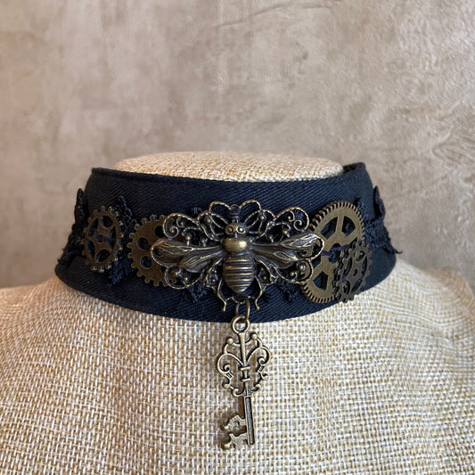 Halsband mit Schlüssel