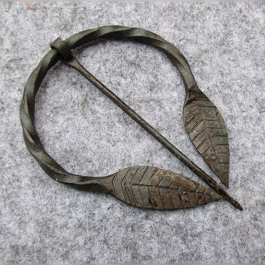 Blattfibel aus Eisen