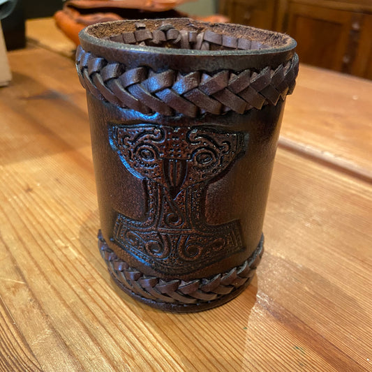 Würfelbecher geflochten