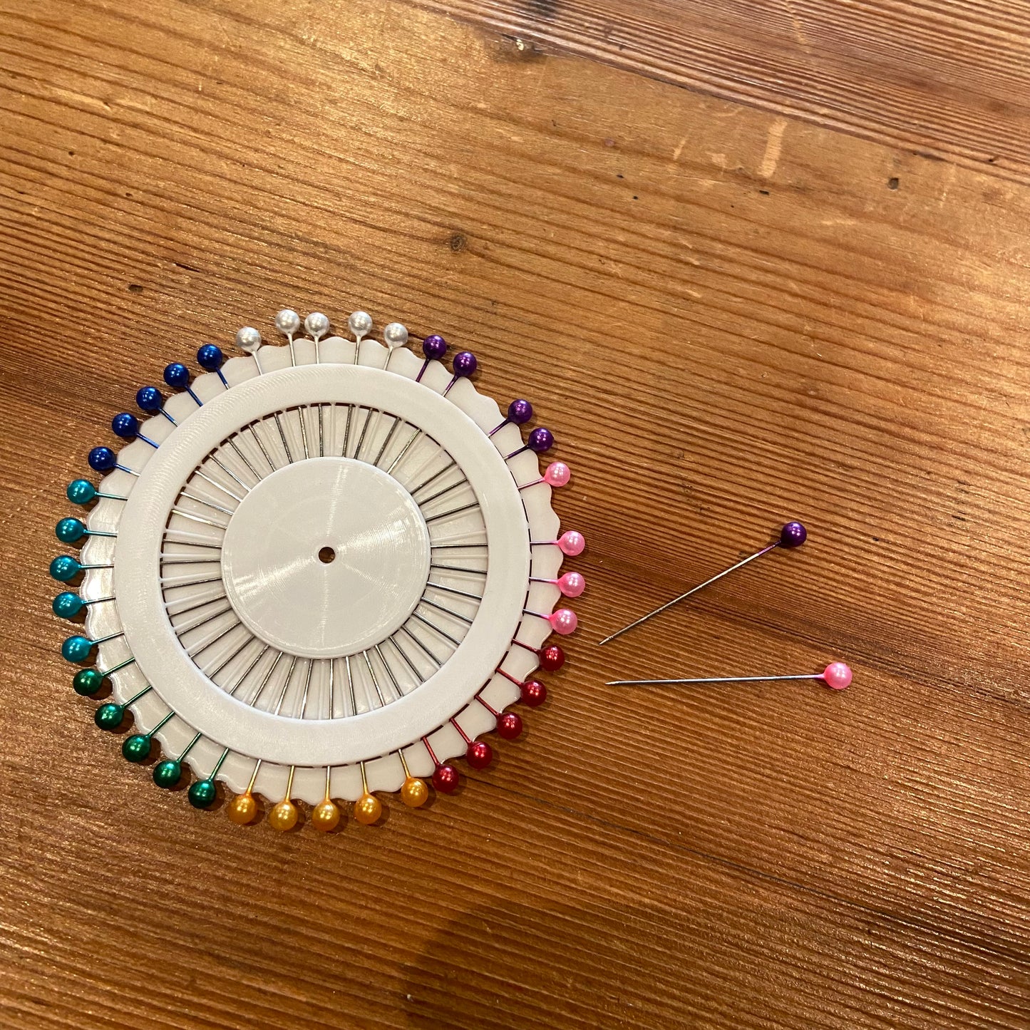 Perlkopfnadeln farbig