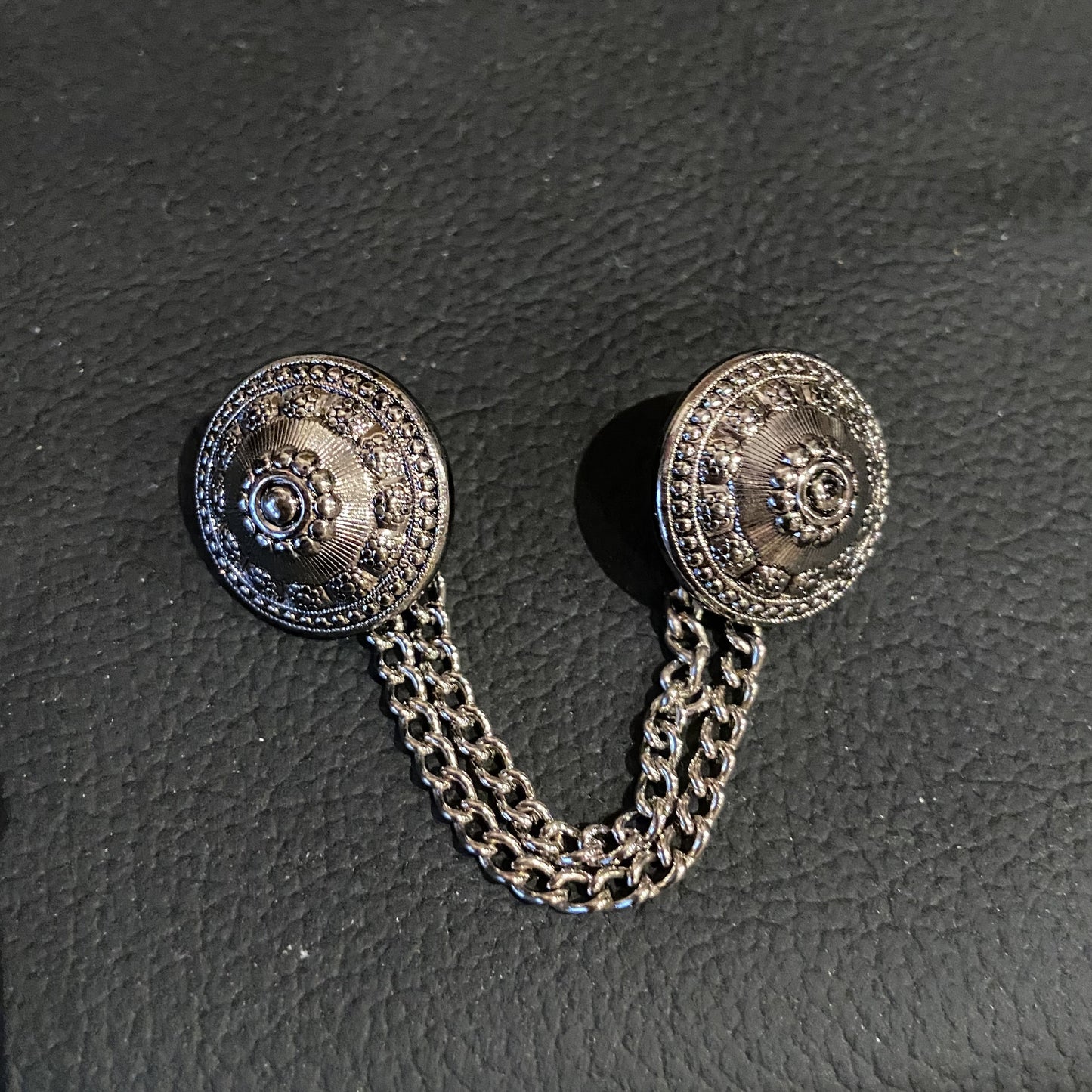 Knopf mit Kette Trachten