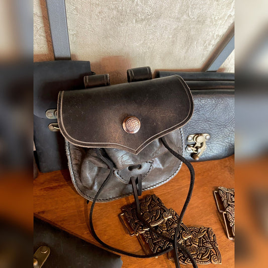 Gürteltasche mit Knopf