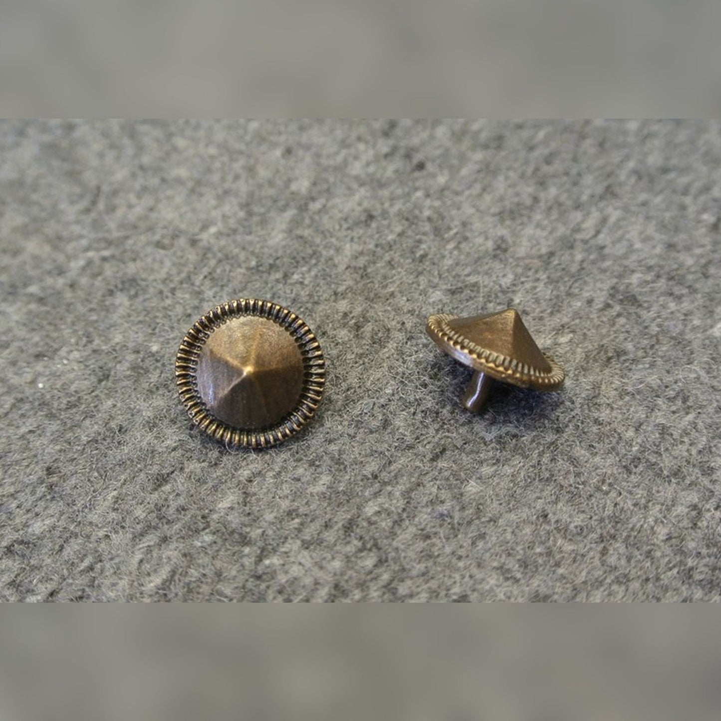 2 Stk. Kegelnieten mittel