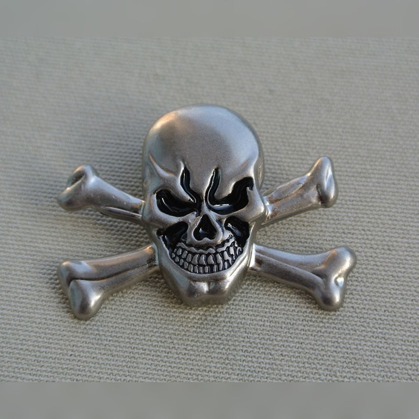 Totenkopf Grimm mit Knochen