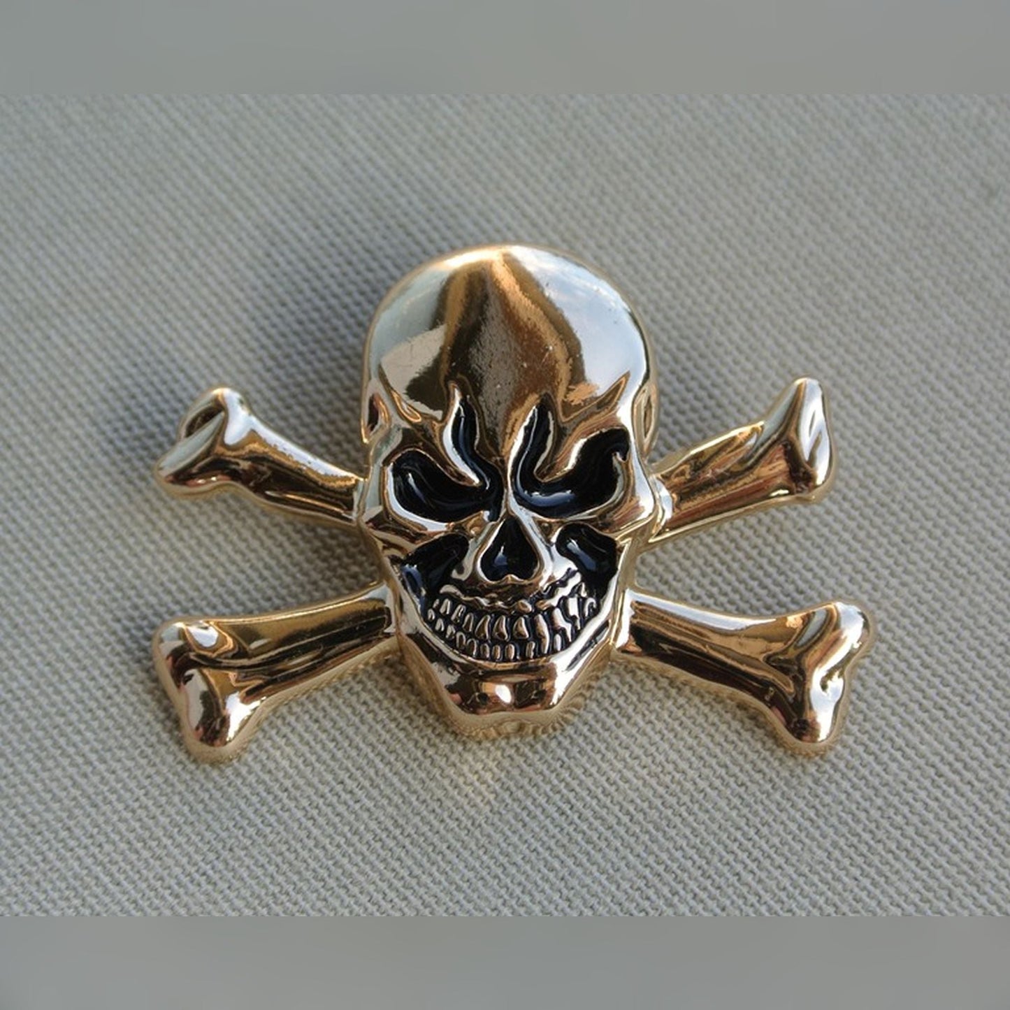 Totenkopf Grimm mit Knochen