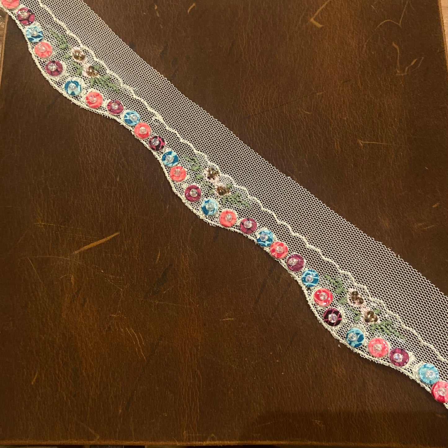 Borte mit Pailletten und Stickerei