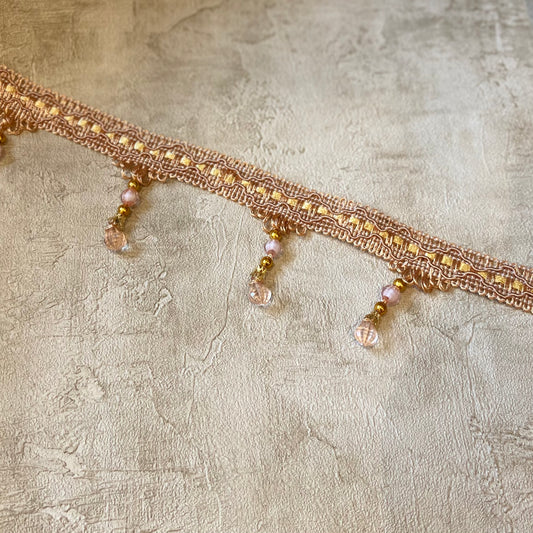 Posament mit Kunststoffperlen