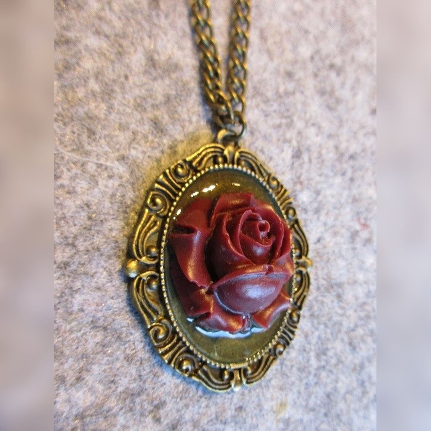 Rosenmedaillon an Messingkette.