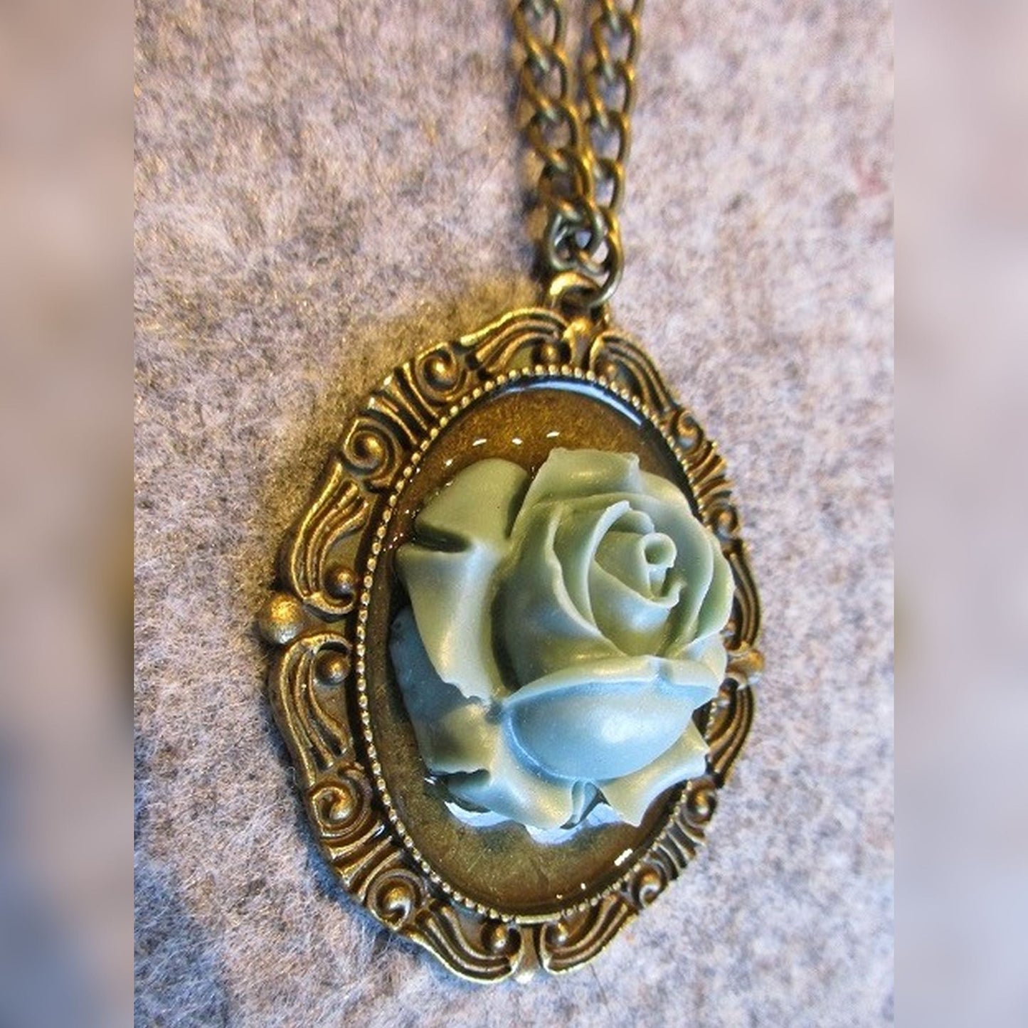 Rosenmedaillon an Messingkette.