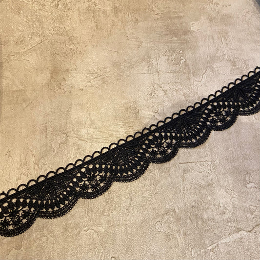 Spitze schwarz mit Laschen