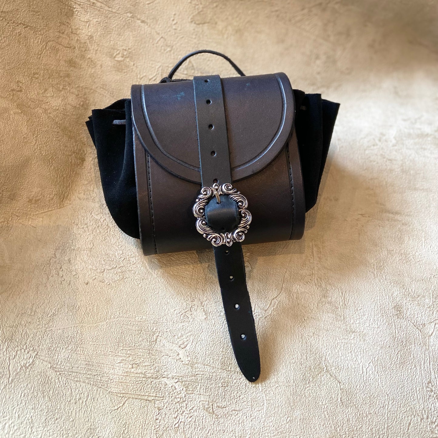 Tasche mit Wildlederseiten