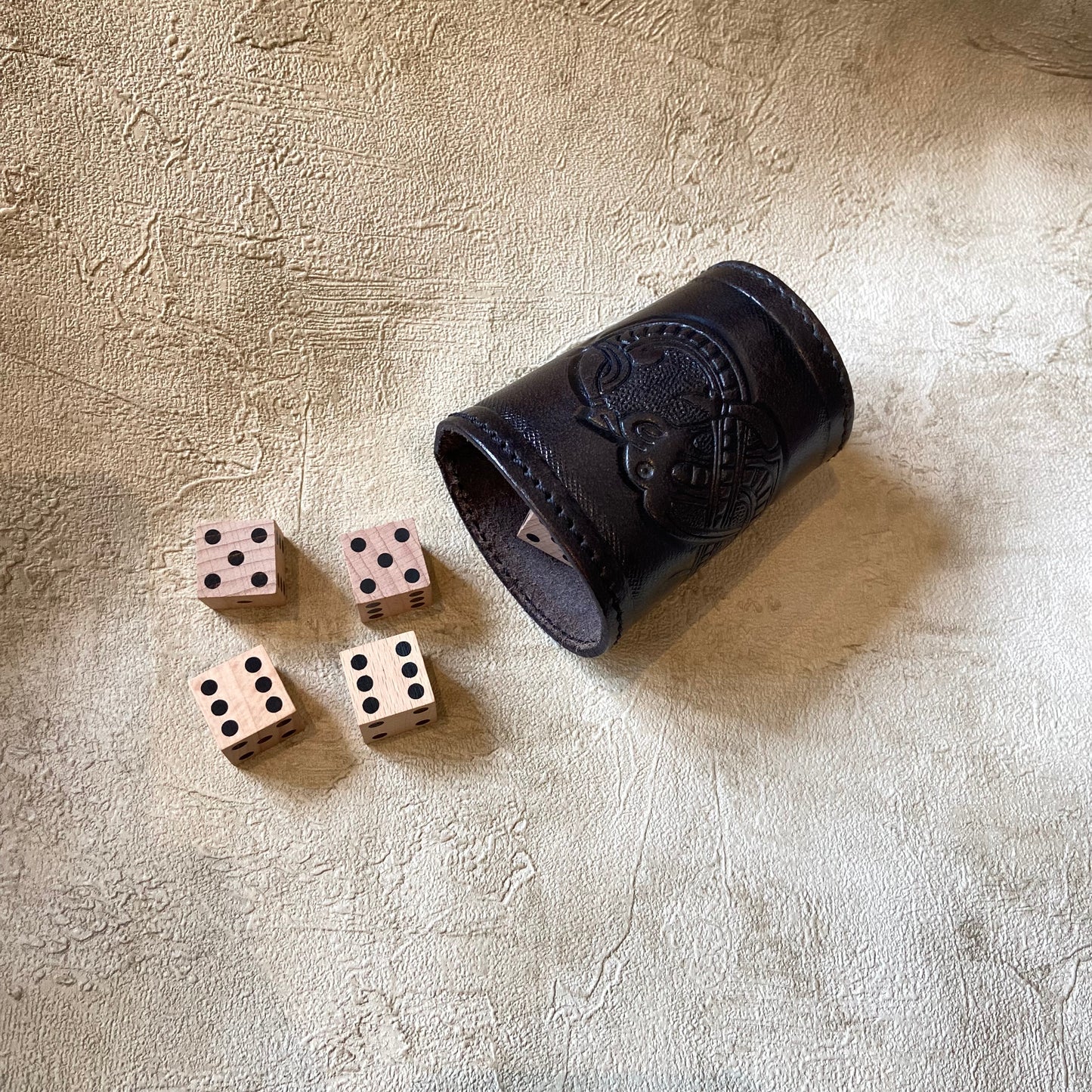 Würfelbecher mit Würfel