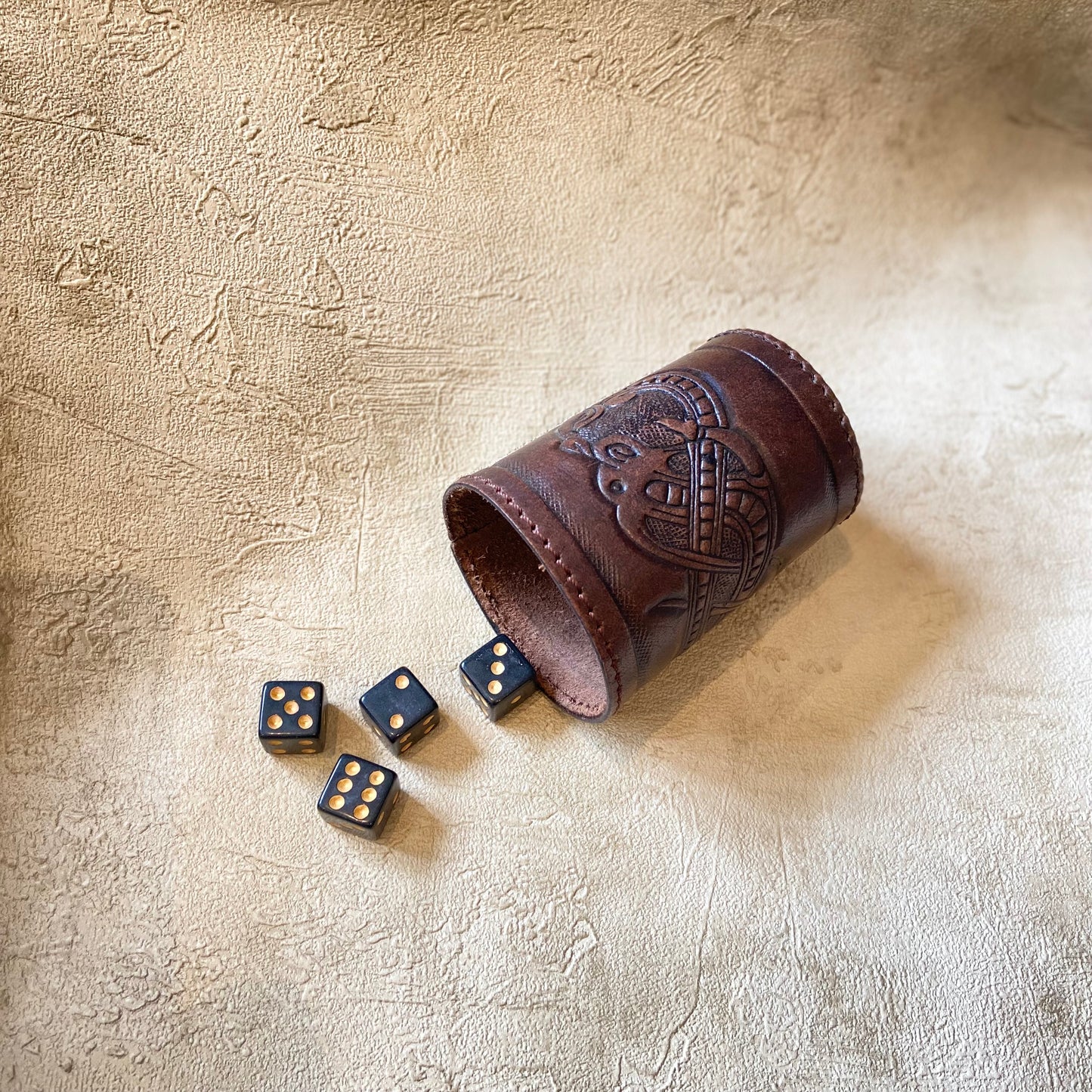 Würfelbecher mit Würfel